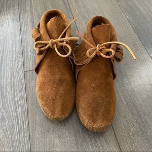 Minnetonka fringed moccasins. Brown tan. Womens size 6